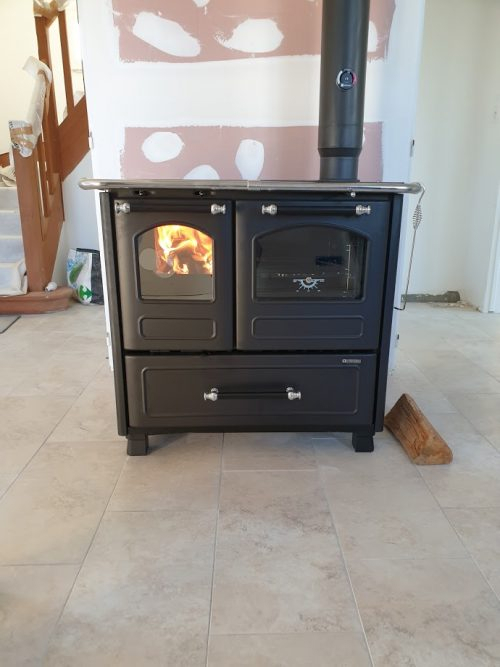 Stephan Chauffage Combustibles Lannion Cuisiniere A Bois LA NORDICA – Modele FAMILY 4.5 – Couleur Fonte Emaille – Puissance 7.5kw Nominal